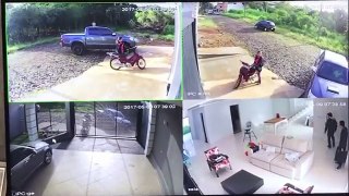 Homem encontra ladrões em casa e avança de carro contra eles