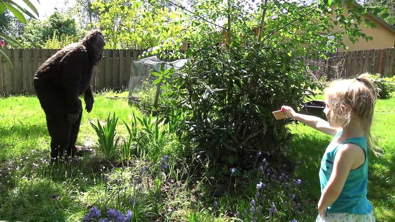 KAIA's finds a NEW 'PUPPY'. The TOYTASTIC Sisters. FREAKY bigfoot MASK skit. Sasquatch SIGHTING!