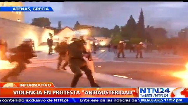 Manifestantes se enfrentan con bombas de gasolina contra la Policía de Grecia tras medidas de austeridad anunciadas por