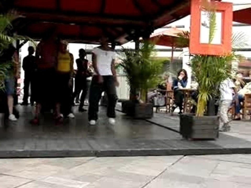 Cour de HipHop Newstyle à la terrasse du forum3
