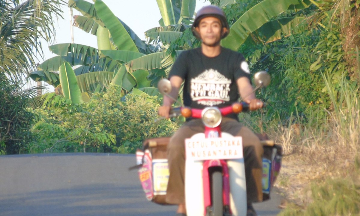 Tukang Tambal Ban Sulap Motor Jadi Perpustakaan Keliling