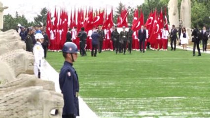 Gençlik ve Spor Bakanı Akif Çağatay Kılıç, Anıtkabir'i Ziyaret Etti