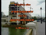 Archive - François Mitterrand visite le chantier du futur ministère à Bercy - août 1988