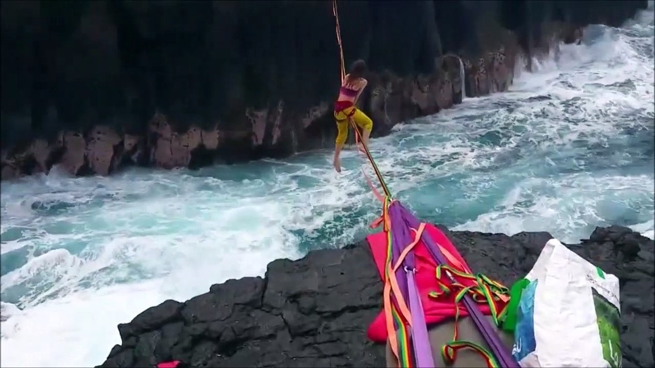 Ils font de la slakline en pleine tempête au-dessus de la mer