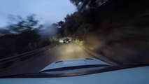 Deux Subaru Impreza font la course sur une route de montagne... Incroyable