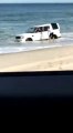 Il noie son 4x4 Land Rover sur la plage à marée haute...