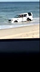 Il noie son 4x4 Land Rover sur la plage à marée haute...