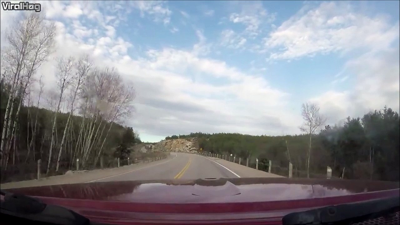 Cet automobiliste est sauvé par son reflexe et évite un camion à contre-sens