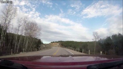 Cet automobiliste est sauvé par son reflexe et évite un camion à contre-sens