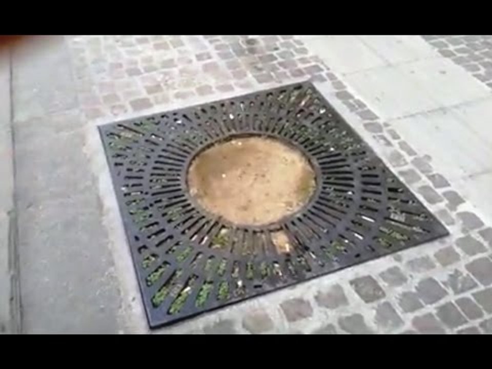 Aversa (CE) - Buca pericolosa in Via Roma, sos dei cittadini (19.05.17)