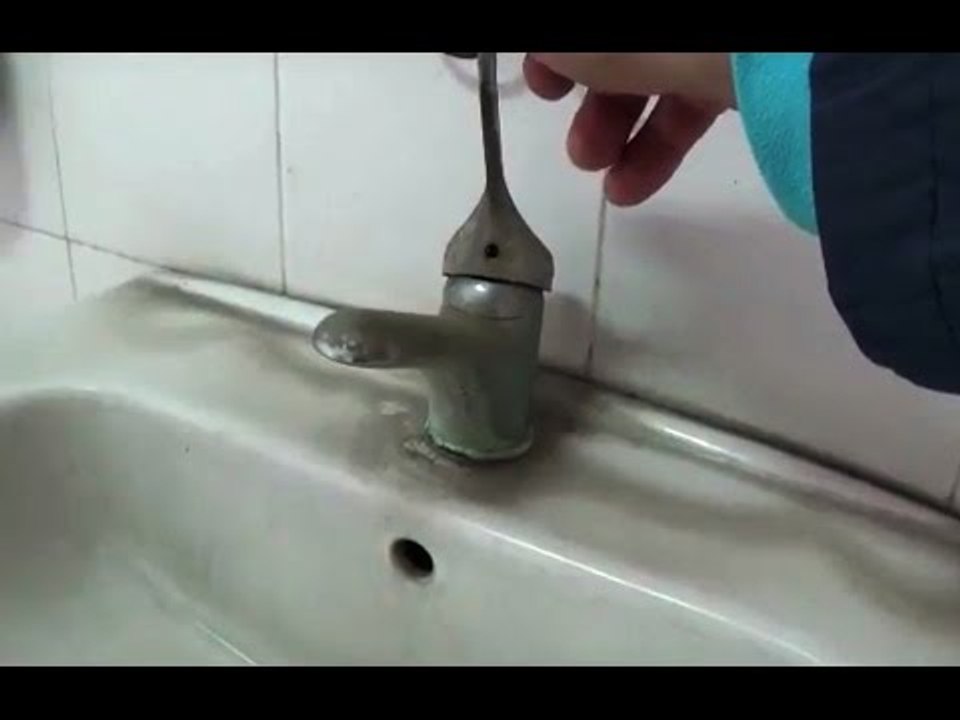 Aversa (CE) - Servizi igienici al cimitero: "La musica non cambia" (18.05.17)