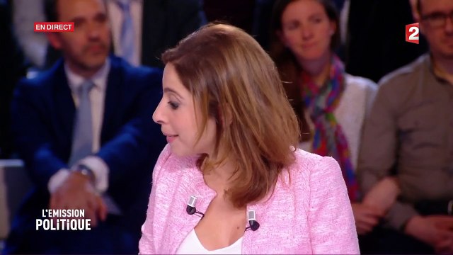 David Pujadas reçoit les remerciements de Léa Salamé