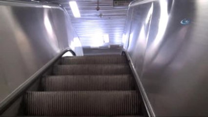 Turist Kadının Ayağı Yürüyen Banda Sıkıştı