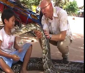 Kuon Samnang, le petit de 7 ans a pour ami un python de 4.8 mètres de long