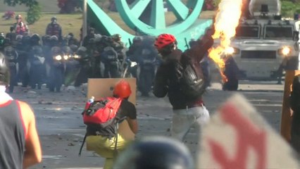 下载视频: US imposes sanctions on eight Venezuela supreme court justices as violence continues