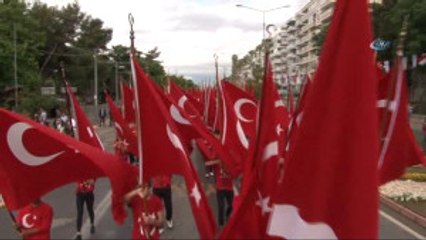 Antalya'da 19 Mayıs Yağmura Rağmen Coşkuyla Kutlandı