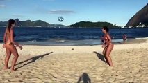 Apenas duas brasileiras a dar espetáculo na praia com uma bola...