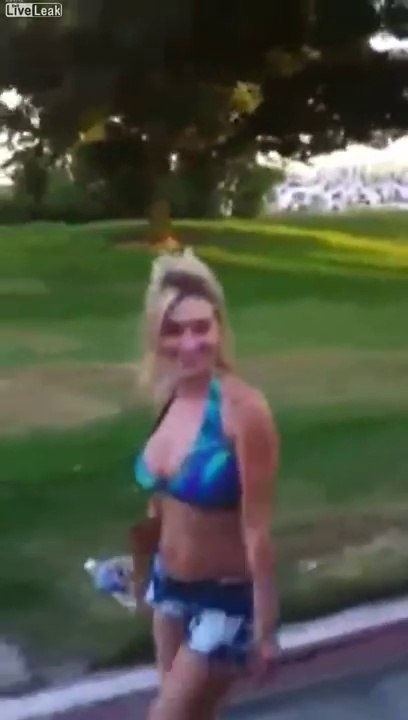 Ce mec fait un coup de batard à cette pauvre fille