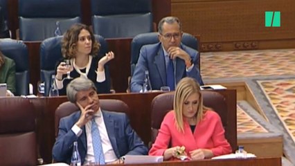 Cifuentes abandona el Pleno tras las críticas de Podemos: "Se ha ido dando un portazo"