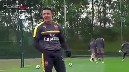 Gabriel Paulista With A Comical Nutmeg vs Alexis Sanchez In Arsenal Training!