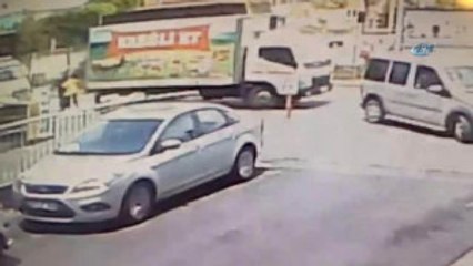 Yolun Karşısına Geçerken İlk Araçtan Kurtuldular, İkinciden Kaçamadılar