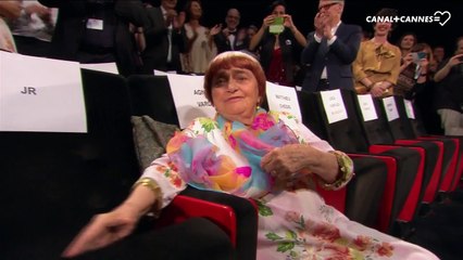 Agnès Varda gênée avec JR et Matthieu Chedid pendant sa standing ovation - Festival de Cannes 2017