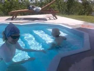 Jules a la piscine