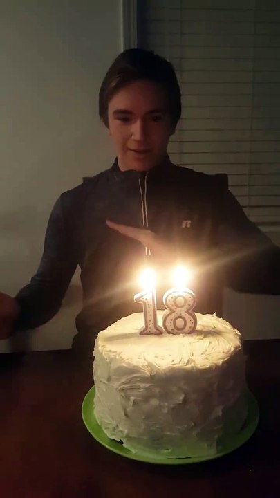 Il éteint sa bougie d'anniversaire... avec un dab !