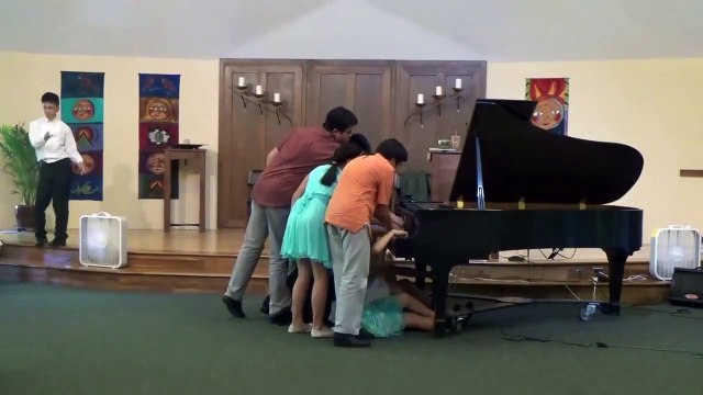 14 pianistes sur le même piano pour jouer un morceau très difficile et technique