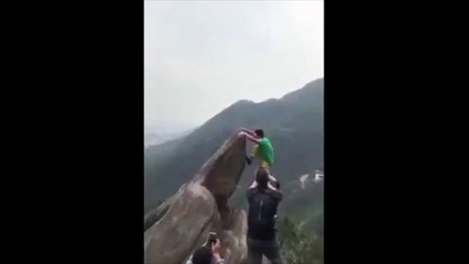 Il se suspend à un rocher pour faire une photo et chute dans le ravin