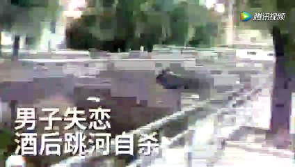 A TRISTE TENTATIVA FALHA DE SUICÍDIO DE UM HOMEM EM UM RIO NA CHINA