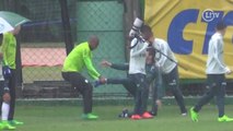 Chuva, sarrada e trote! Jailson é artilheiro de rachão e tira onda no Palmeiras