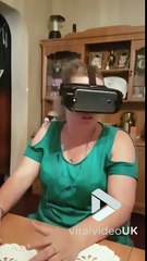 Cette maman panique en réalité virtuelle !