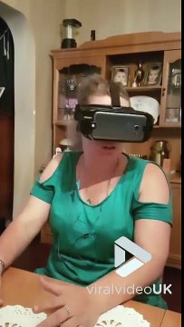Cette maman panique en réalité virtuelle !