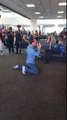 Il enflamme un aéroport en chantant Queen à Los Angeles ! Somebody to love