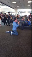 Il enflamme un aéroport en chantant Queen à Los Angeles ! Somebody to love