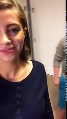 sa soeur lui pete dessus regardez sa réaction ! trop drole