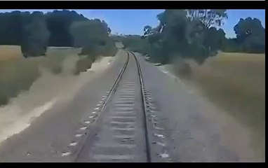 voilà pourquoi il ne faut pas faire de moto sur les rails ,un train écrase sa moto !