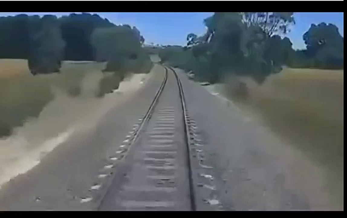 voilà pourquoi il ne faut pas faire de moto sur les rails ,un train écrase sa moto !