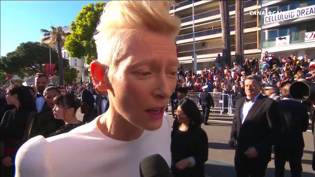 Tilda Swinton C'est un film supersonique à propos du film Okja - Montée des marches du FESTIVAL DE CANNES 2017