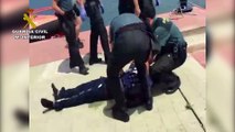 La Guardia Civil auxilia a 24 inmigrantes tras el naufragio de su embarcación en la costa de Melilla