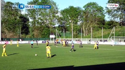 Coup franc axial et le ballon revient sur une tête des jaunes ! La tête n'est cependant pas cadrée