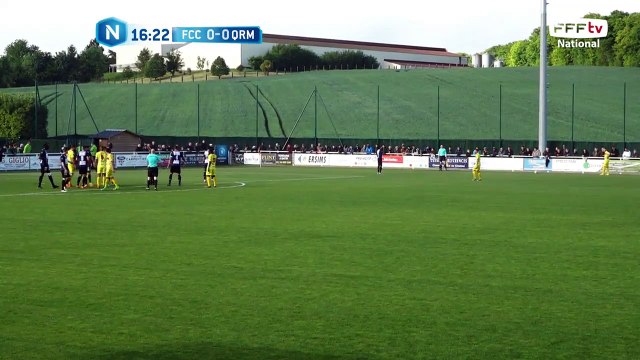 Coup franc excentré renvoyé par la défense mais le ballon est vite récupéré