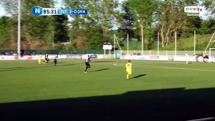 Taufflieb qui navigue dans la surface avant de frapper, mais Padovani sauve le ballon sur sa ligne