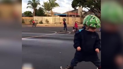 Ce petit en skateboard est vraiment incroyable !