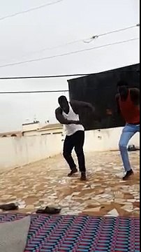 Instant délire avec Boy Niang qui danse du Mbalakh