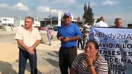 Mexican Train Pushes Protersters out of the Way!