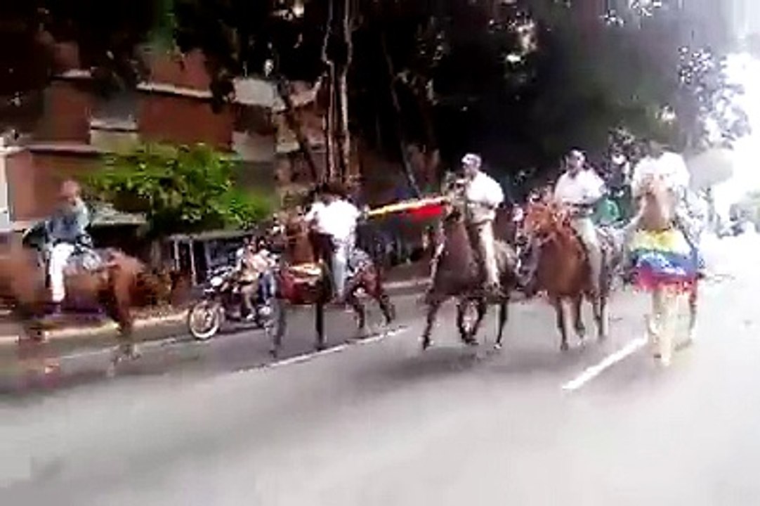 JIENETES CABALGAN POR LA PAZ en VENEZUELA!!!!