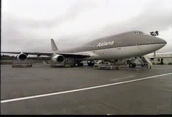 Une camionette s'approche trop près du réacteur de l'avion...
