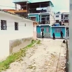 policias de venezuela rompen vidrio de casa